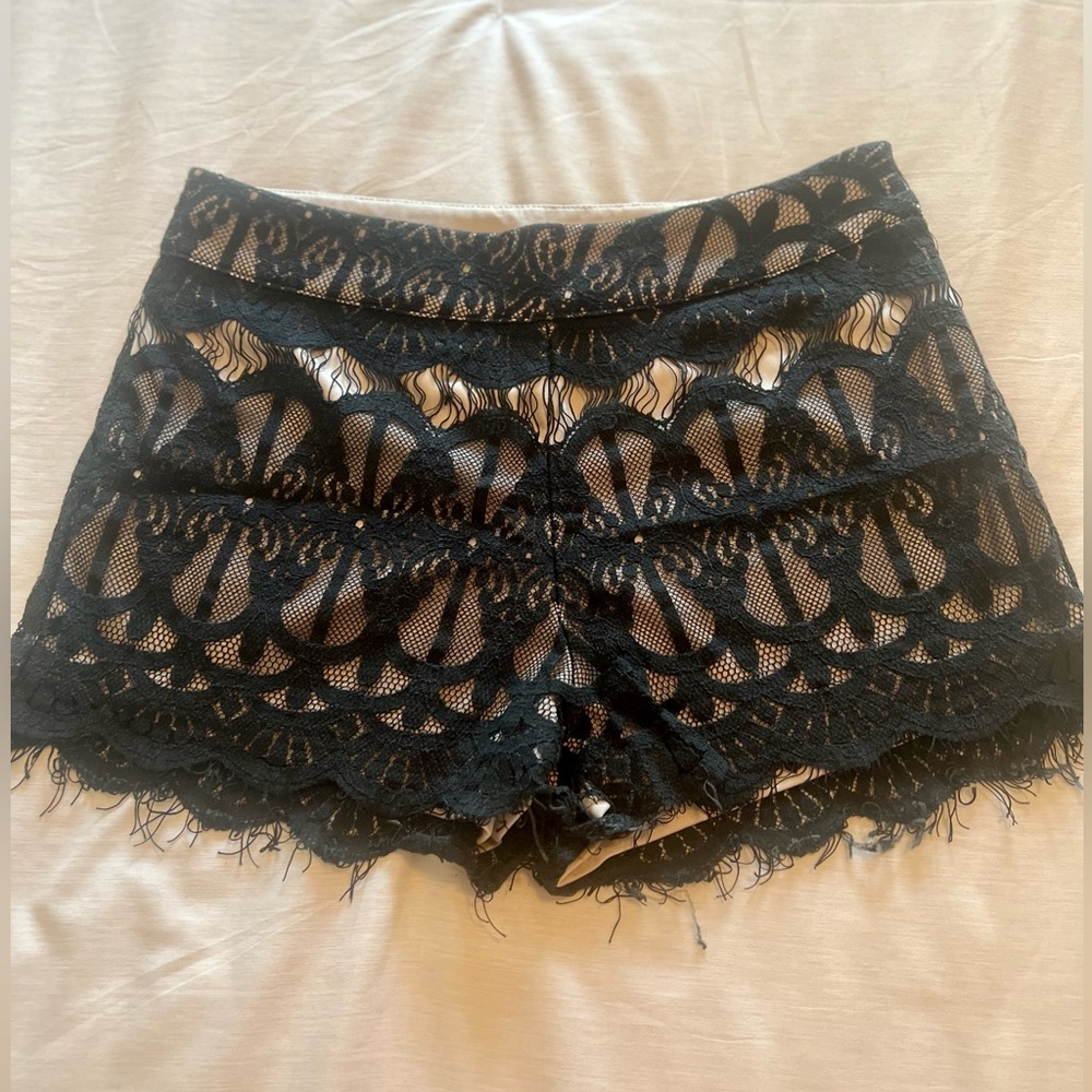 Lace black & neutral colored shorts 🖤 Size M